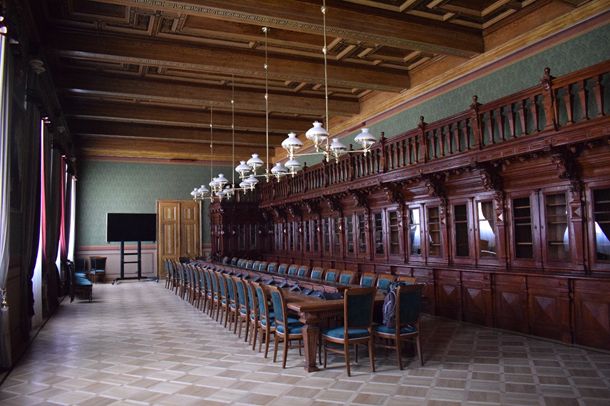 Wnetrze starej biblioteki po konserwacji.
