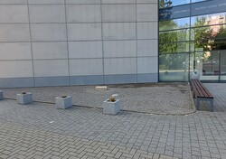 Pusty postument przed montażem rzeźby